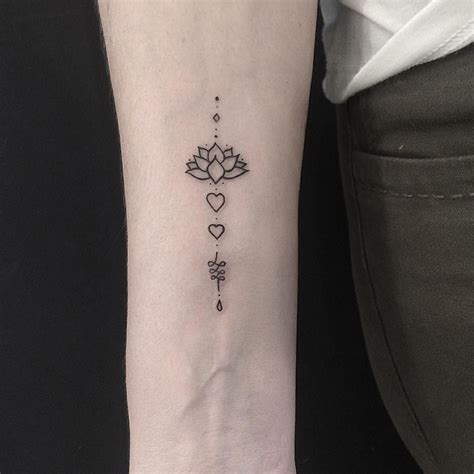 tattoo en medio de los senos|Tatuaje en medio de los senos